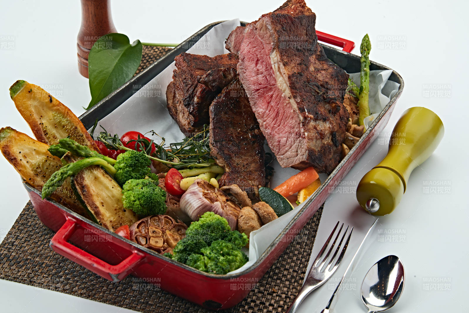 一盤炭烤牛肉和炭烤蔬菜烤肉烤蔬菜