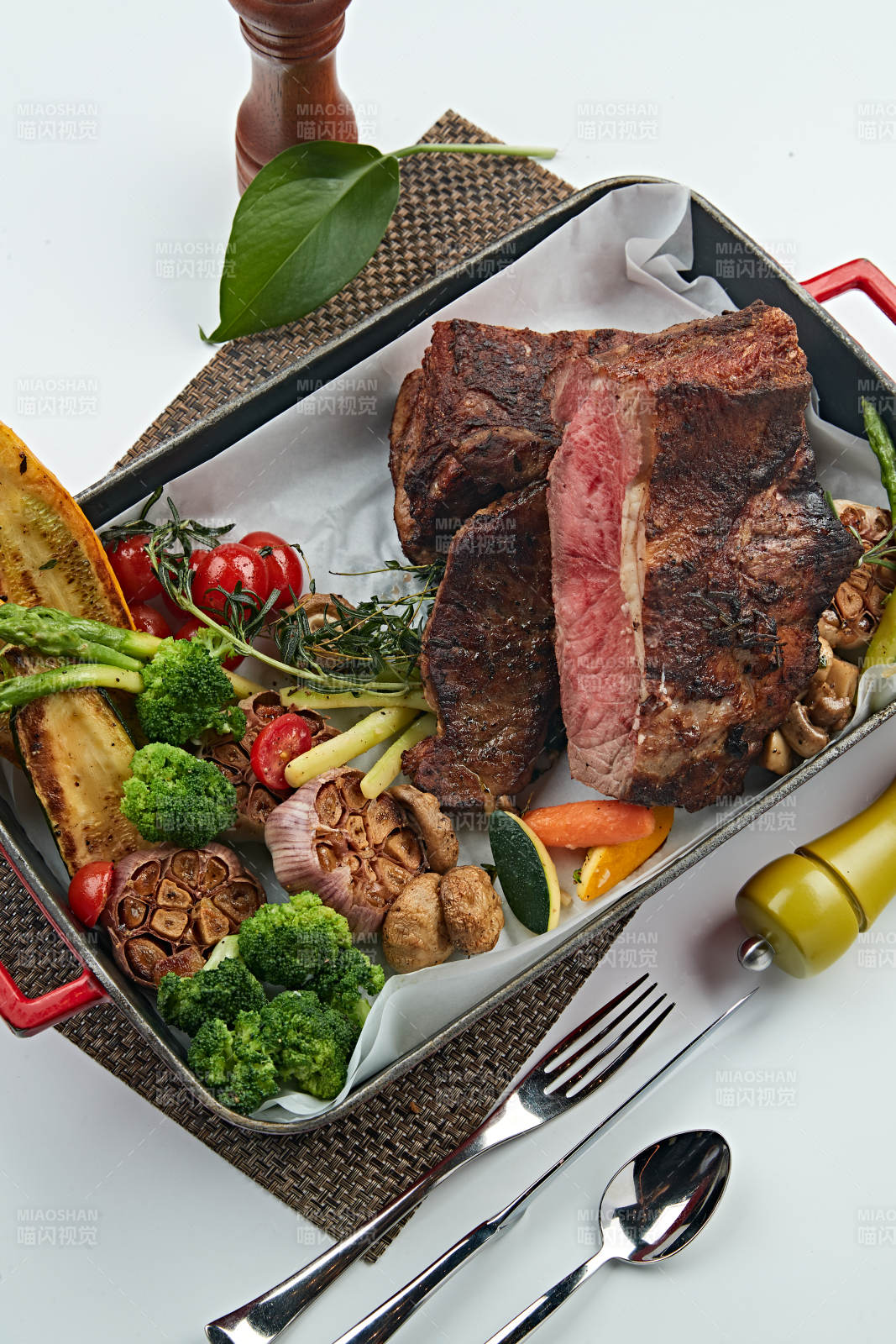 一盘炭烤牛肉和炭烤蔬菜烤肉烤蔬菜