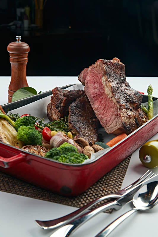 一盘炭烤牛肉和炭烤蔬菜烤肉烤蔬菜