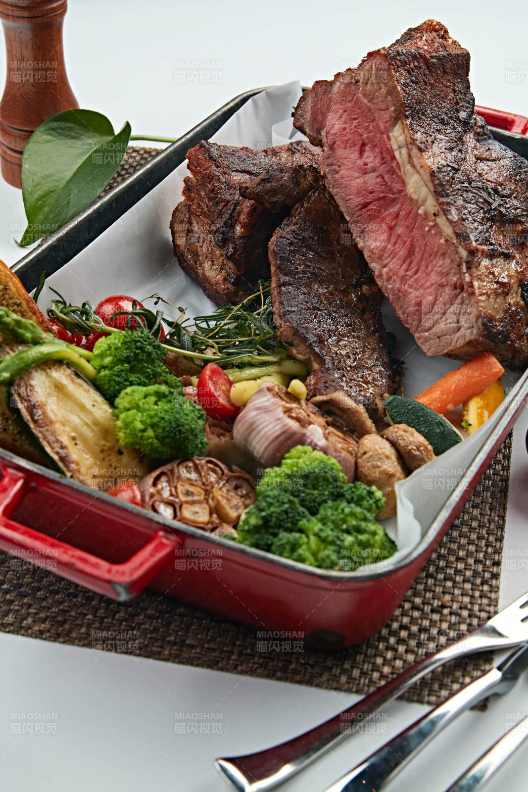 一盘炭烤牛肉和炭烤蔬菜烤肉烤蔬菜