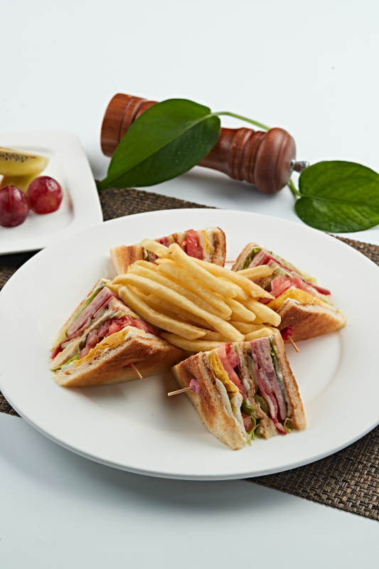 油炸薯条配自制三明治