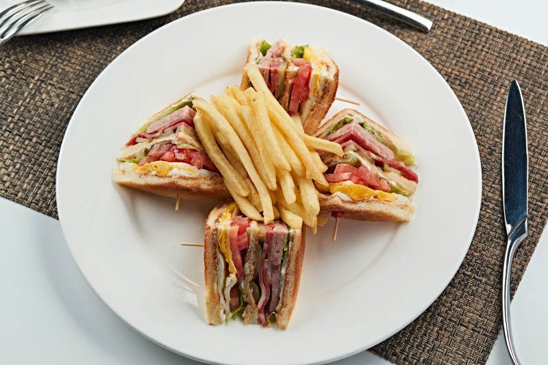 油炸薯条配自制三明治