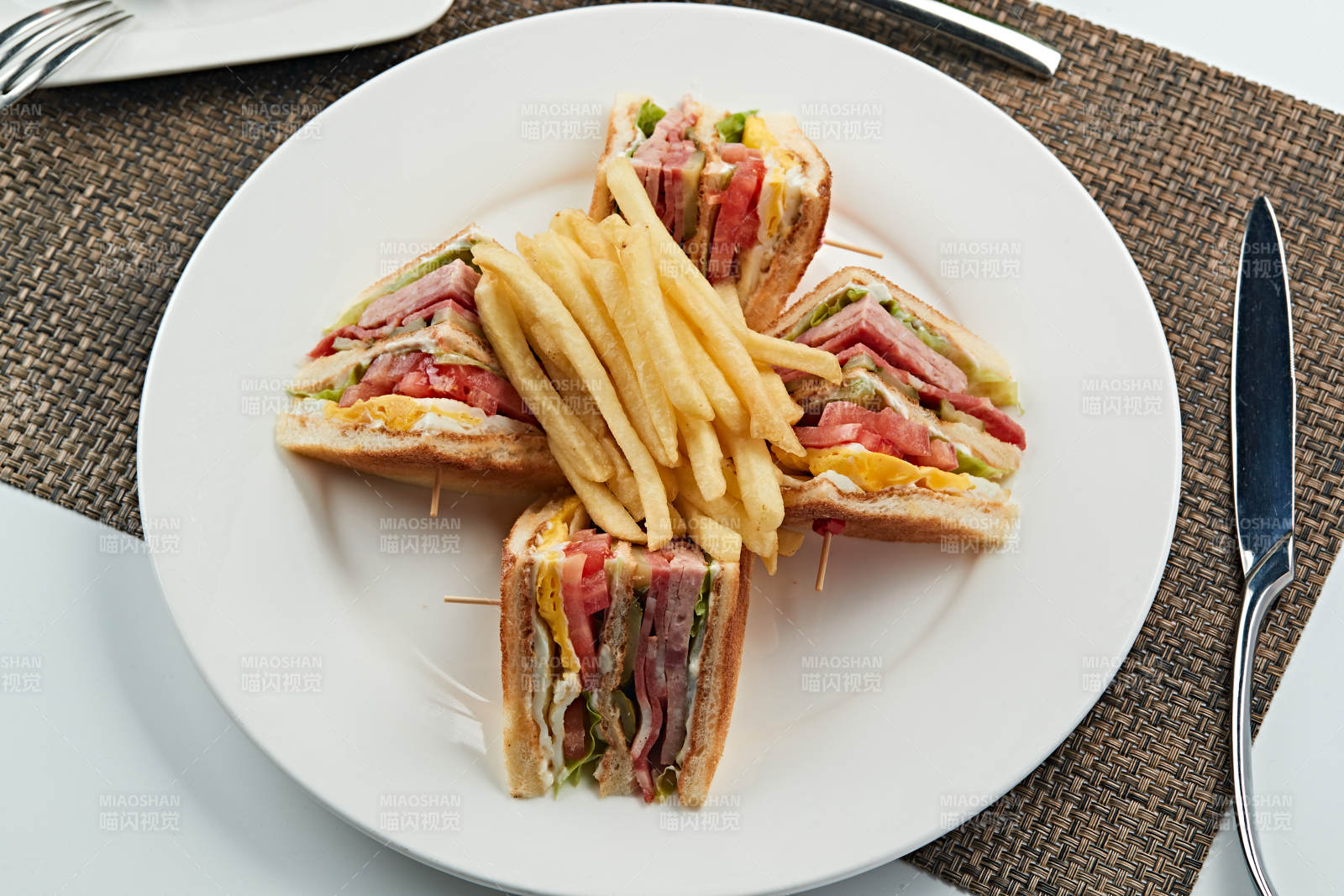 油炸薯?xiàng)l配自制三明治