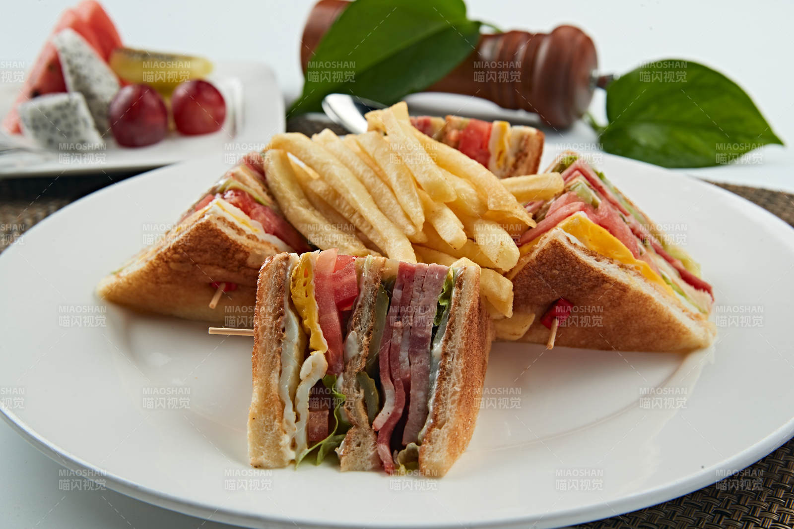 油炸薯条配自制三明治