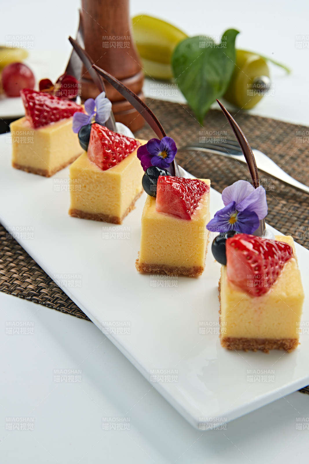 巧克力草莓藍莓慕斯蛋糕