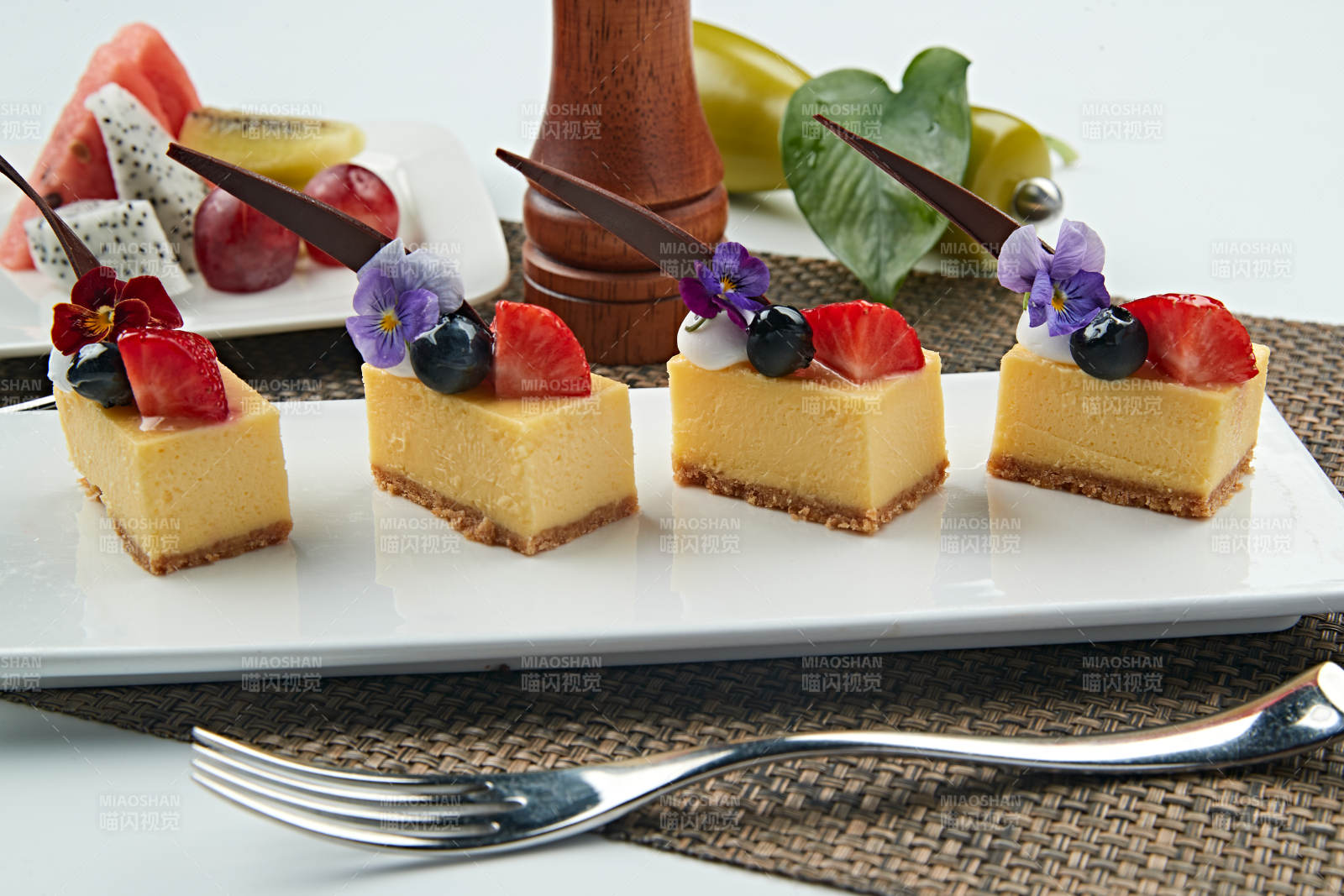 巧克力草莓蓝莓慕斯蛋糕