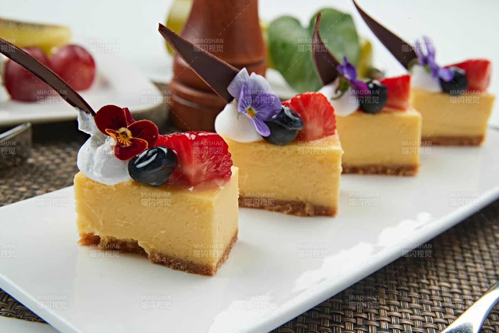 巧克力草莓藍莓慕斯蛋糕