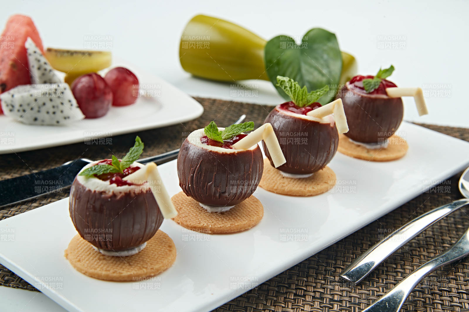 椰奶巧克力配美味树莓酱