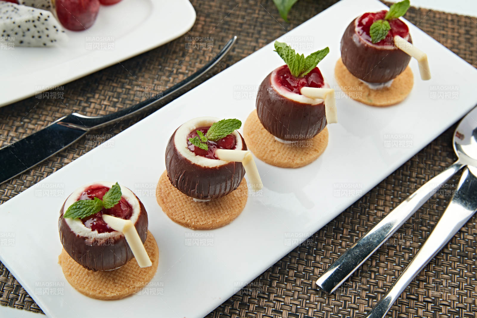 椰奶巧克力配美味树莓酱