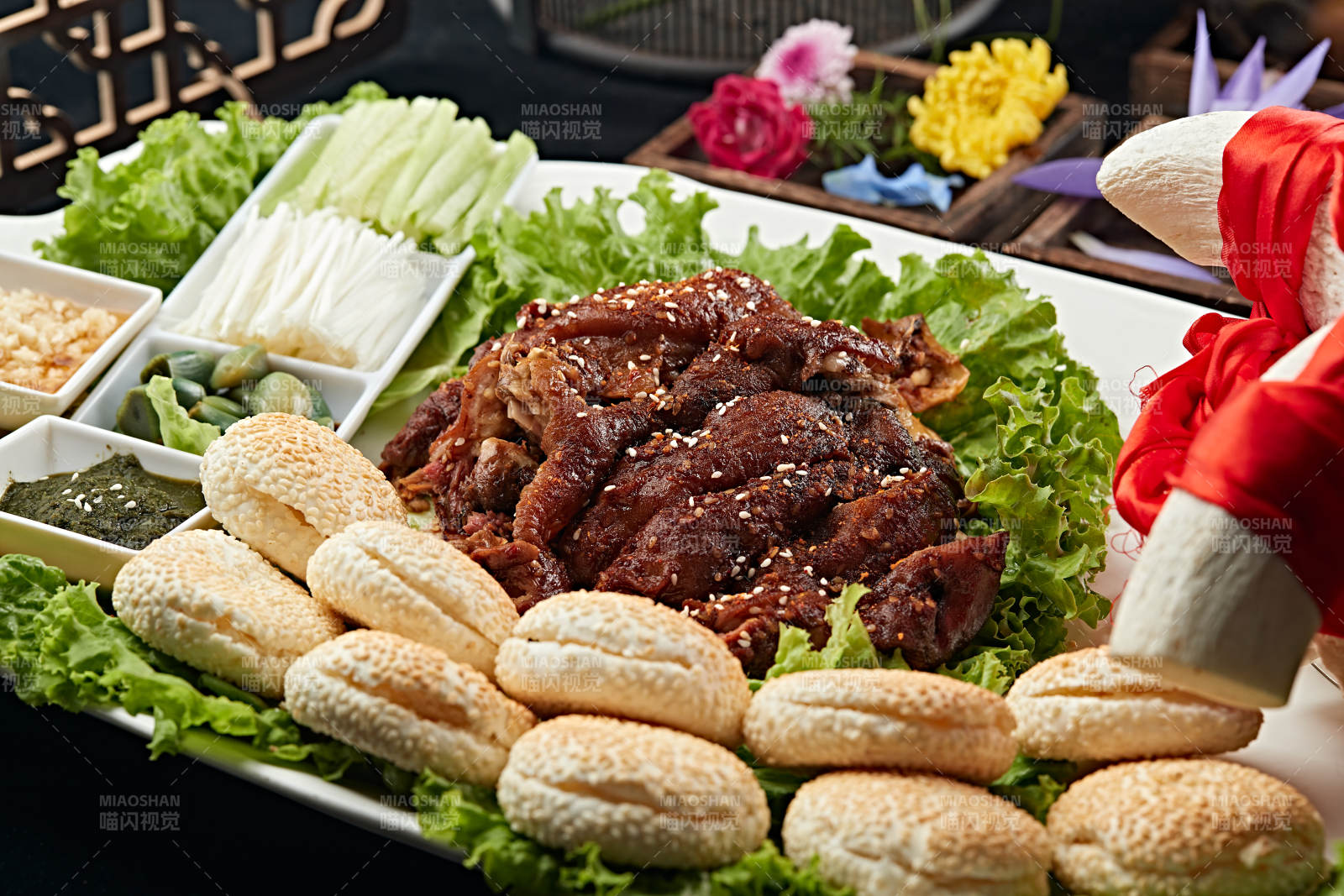 燜爐烤羊肉配芝麻鍋盔