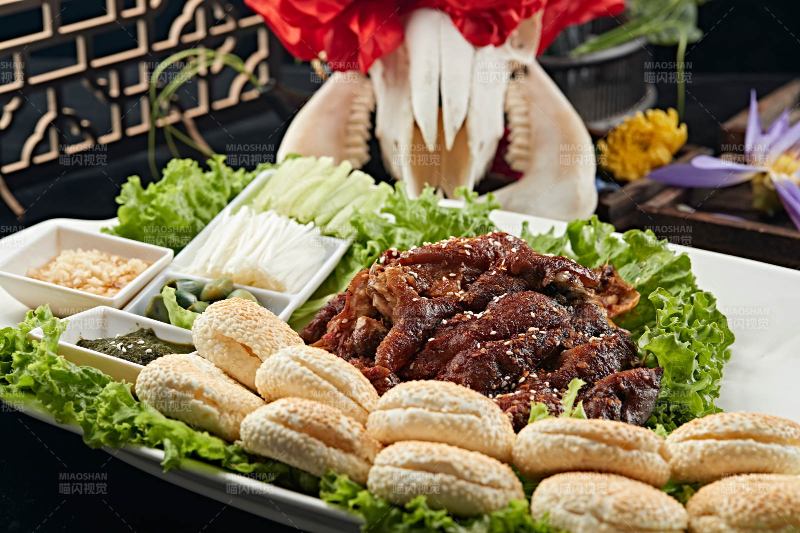 燜爐烤羊肉配芝麻鍋盔