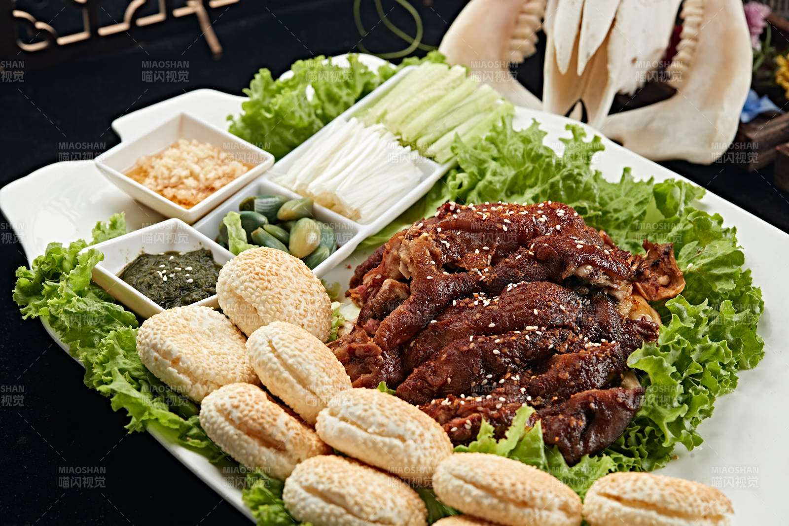 燜爐烤羊肉配芝麻鍋盔