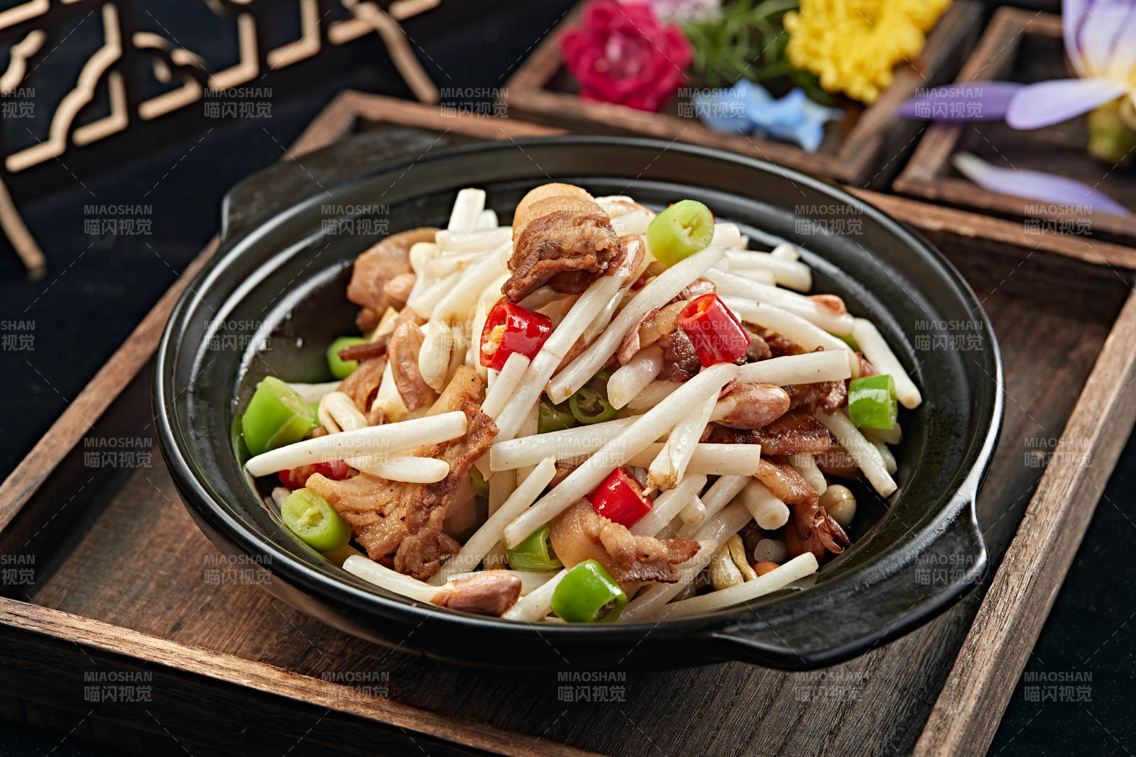 砂锅米椒五花肉片煨花生芽