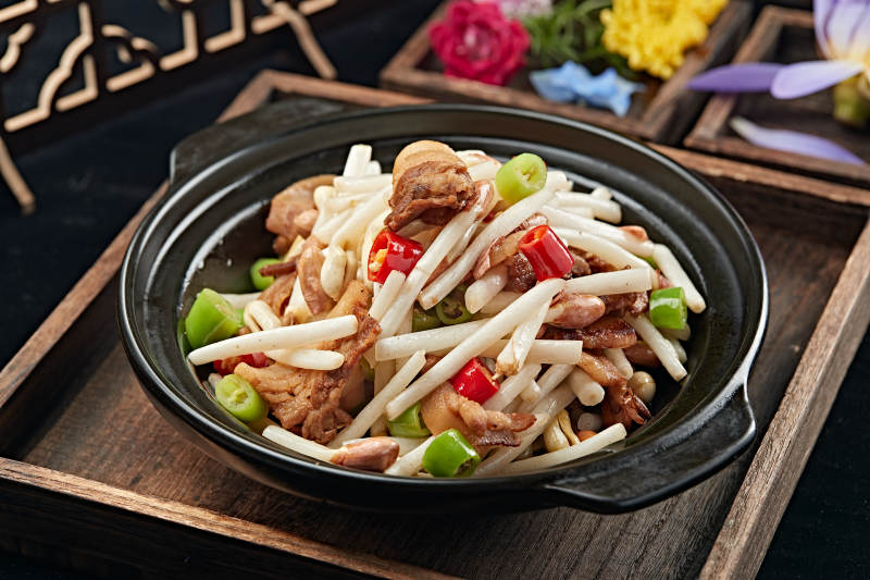 砂锅米椒五花肉片煨花生芽