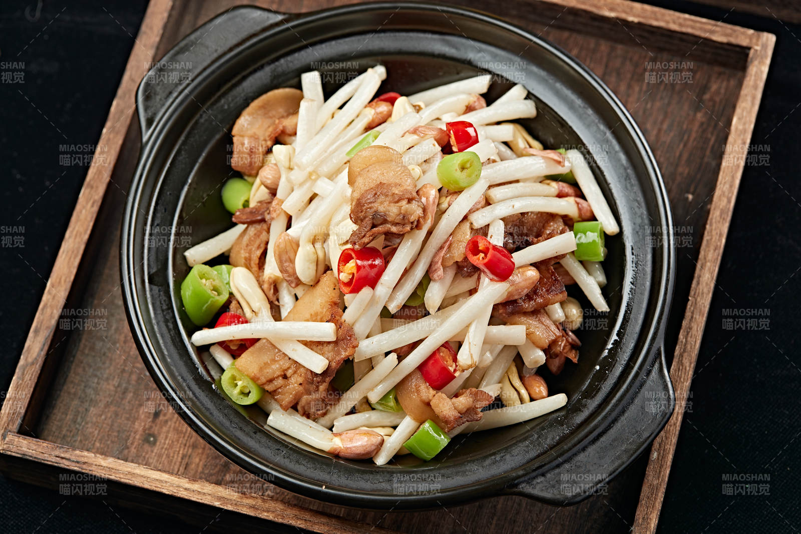 砂鍋米椒五花肉片煨花生芽