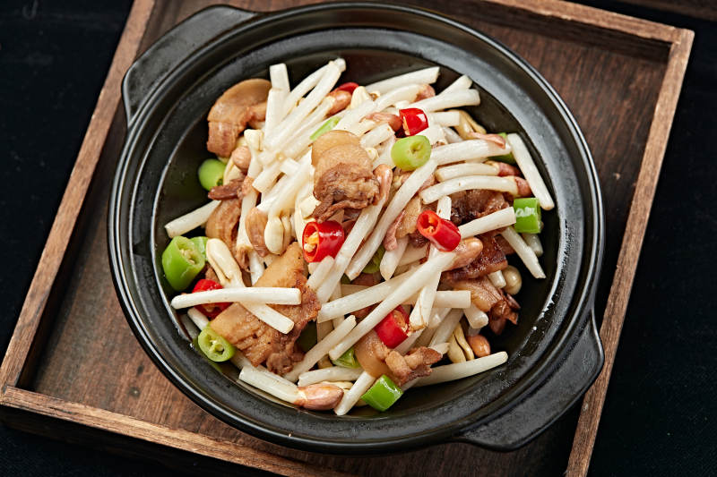 砂锅米椒五花肉片煨花生芽