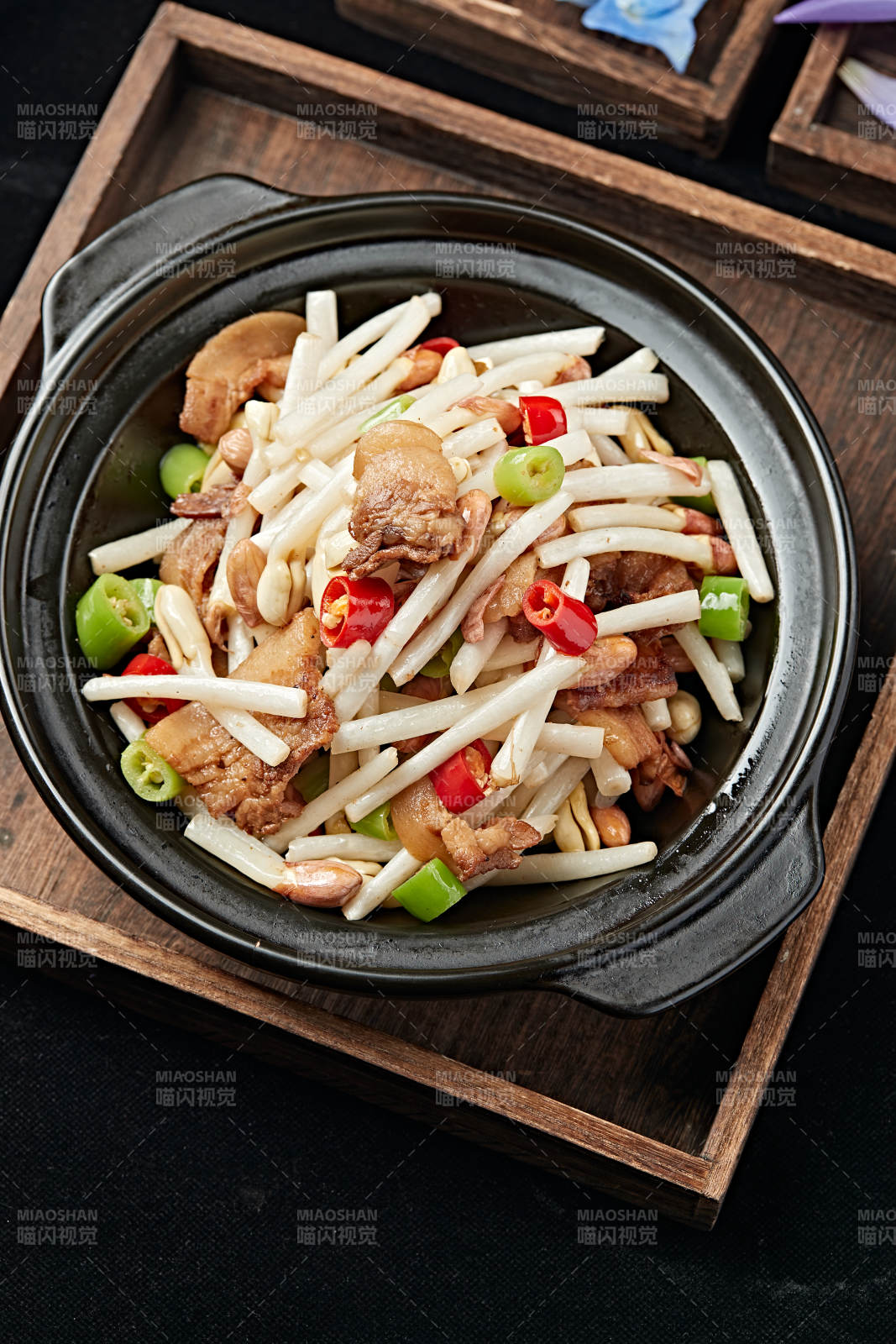 砂鍋米椒五花肉片煨花生芽