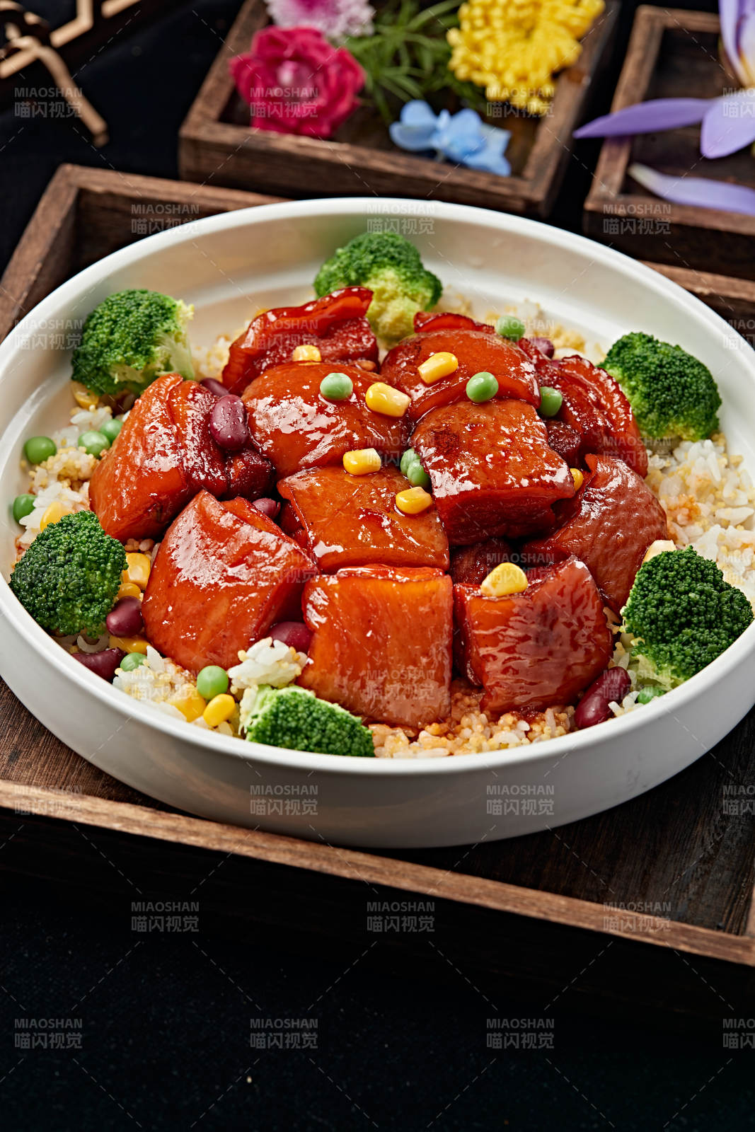 红烧五花猪肉配杂粮米饭