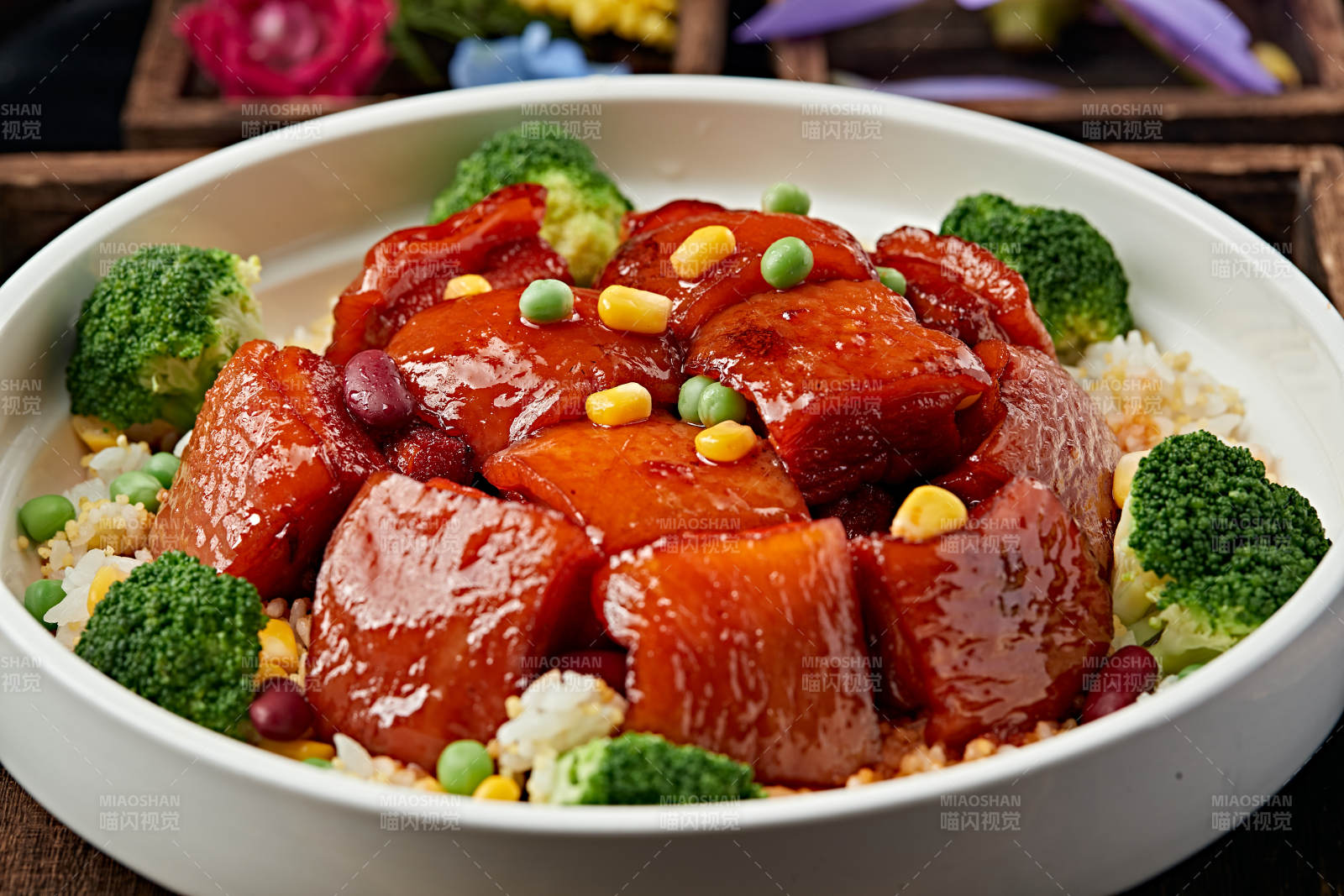 红烧五花猪肉配杂粮米饭