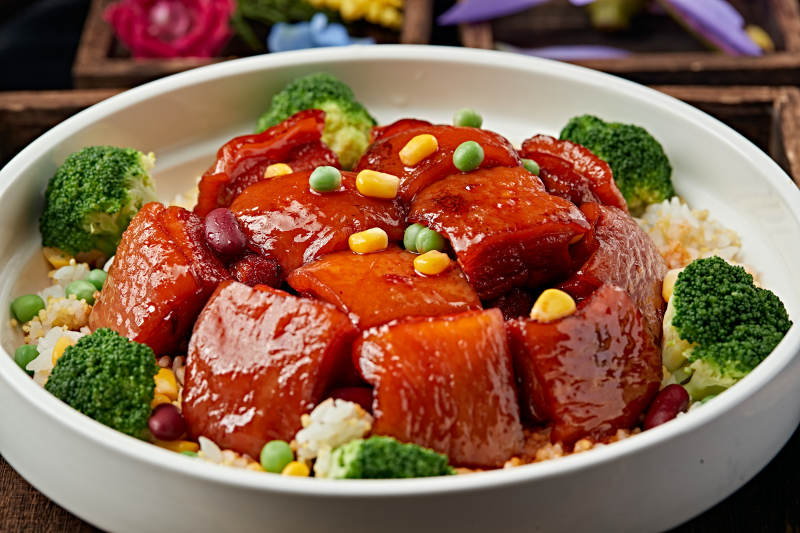 红烧五花猪肉配杂粮米饭