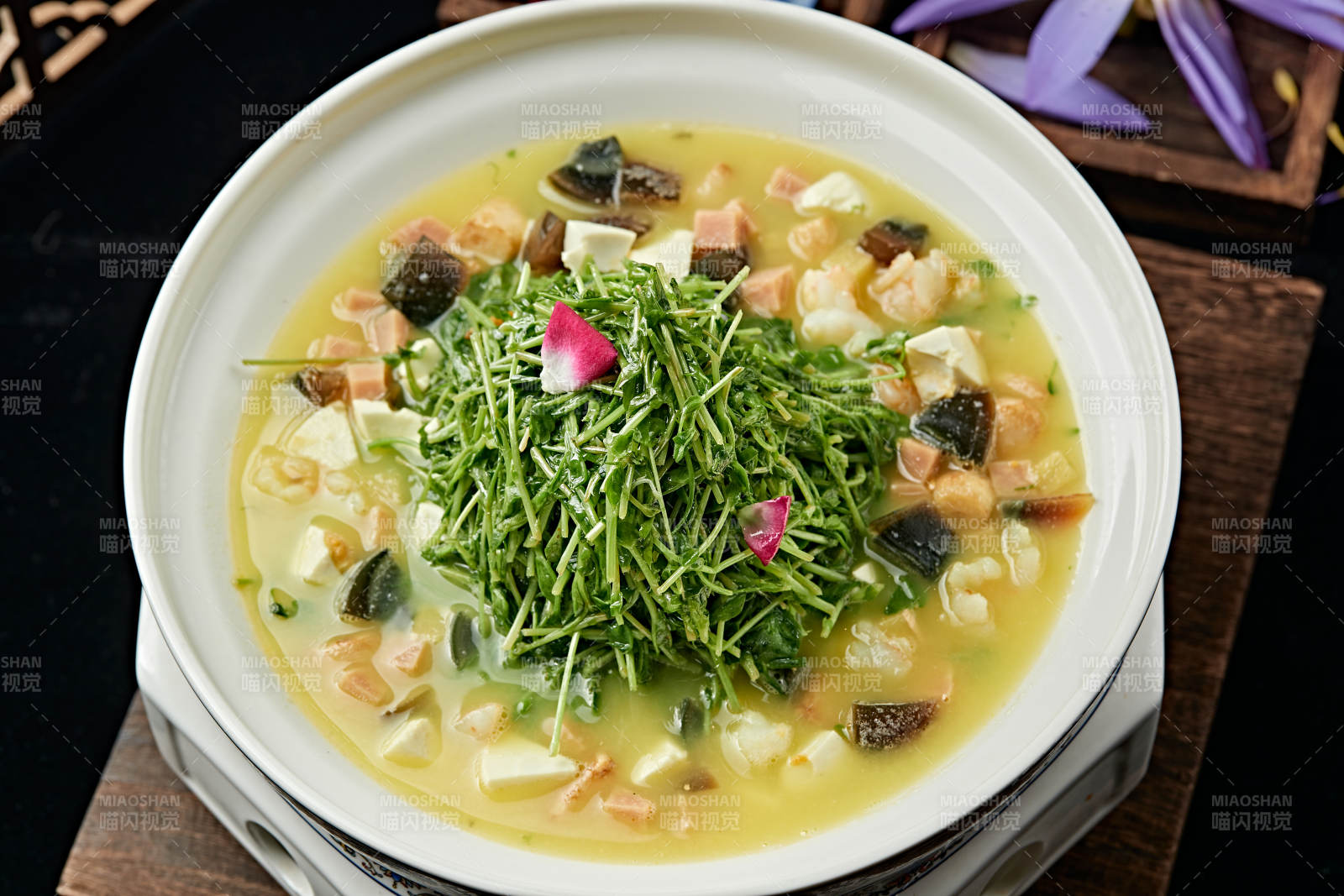 火腿皮蛋贝丁豆腐虾仁芽菜汤