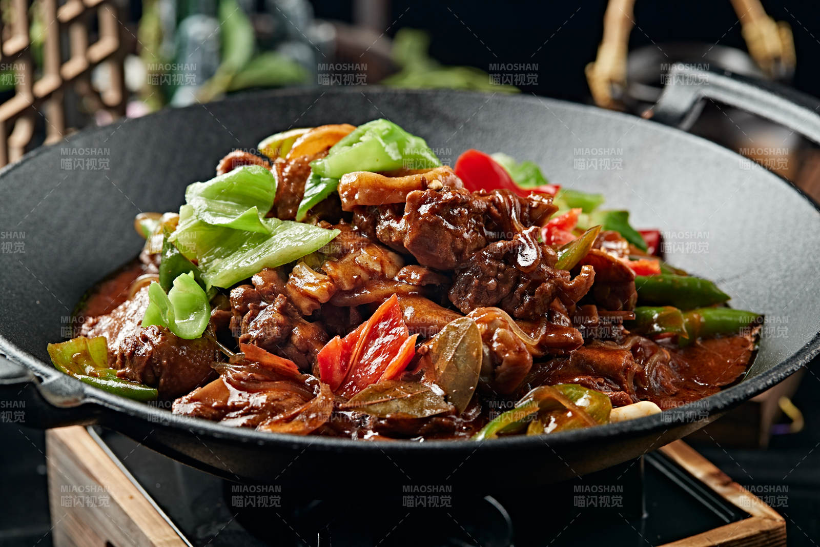 铁锅红烧柴鸡块土豆干