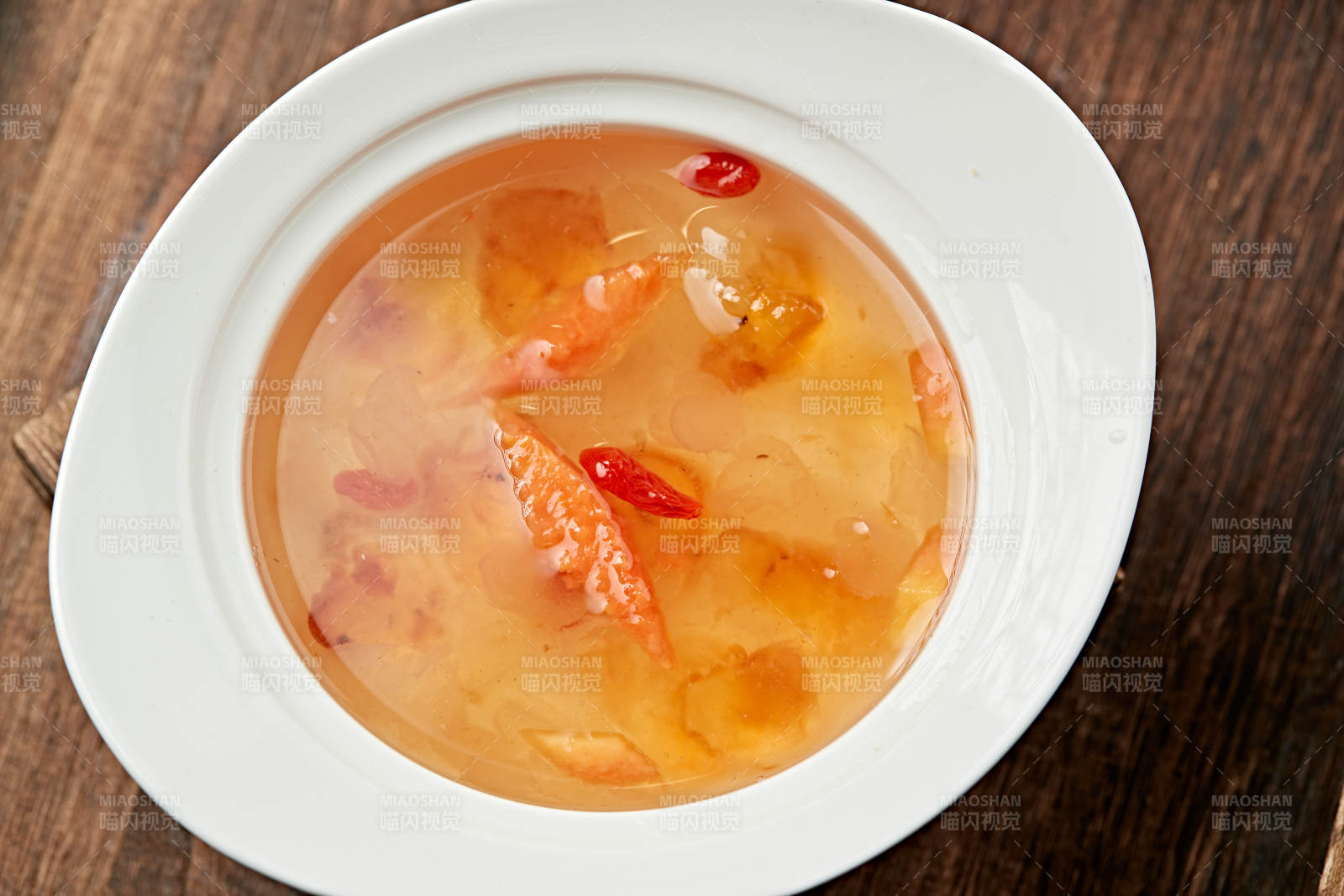 桃胶鲜木瓜枸杞银耳汤