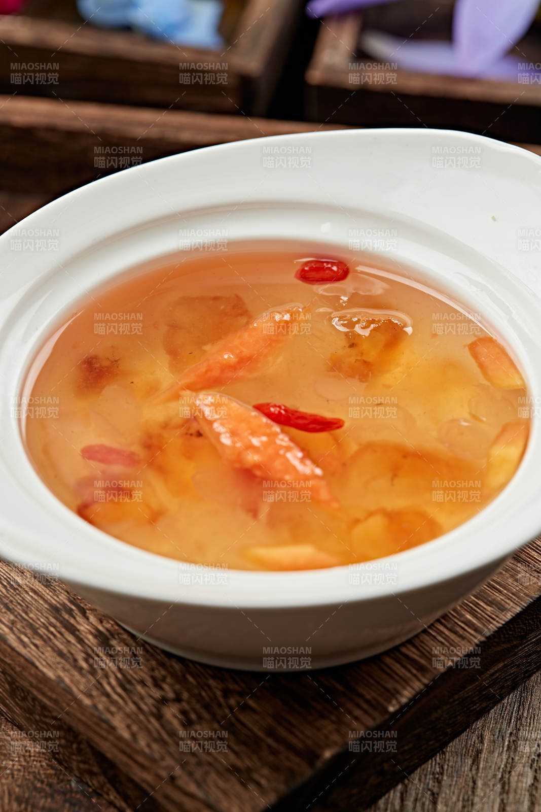 桃胶鲜木瓜枸杞银耳汤