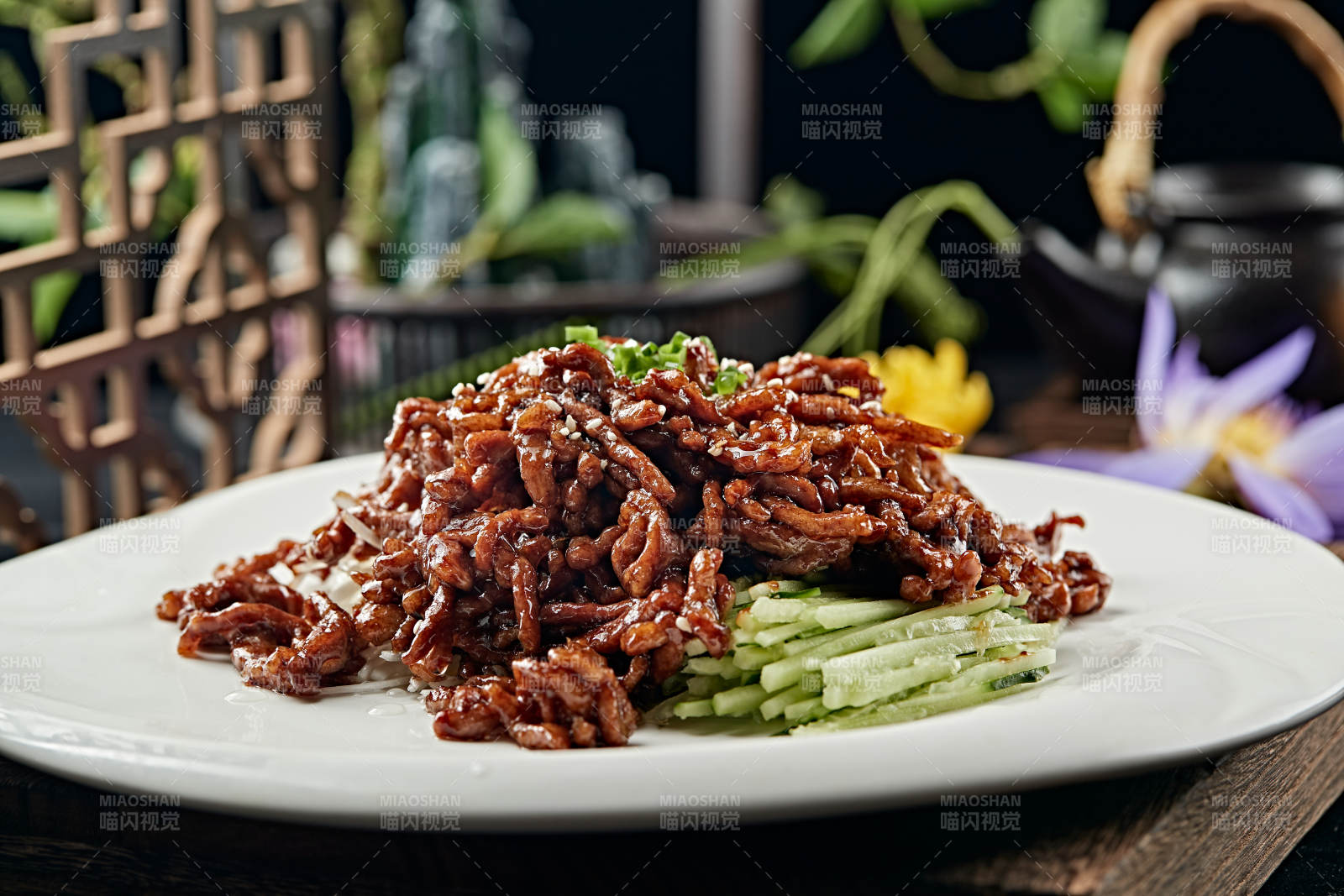 京醬肉絲配卷餅