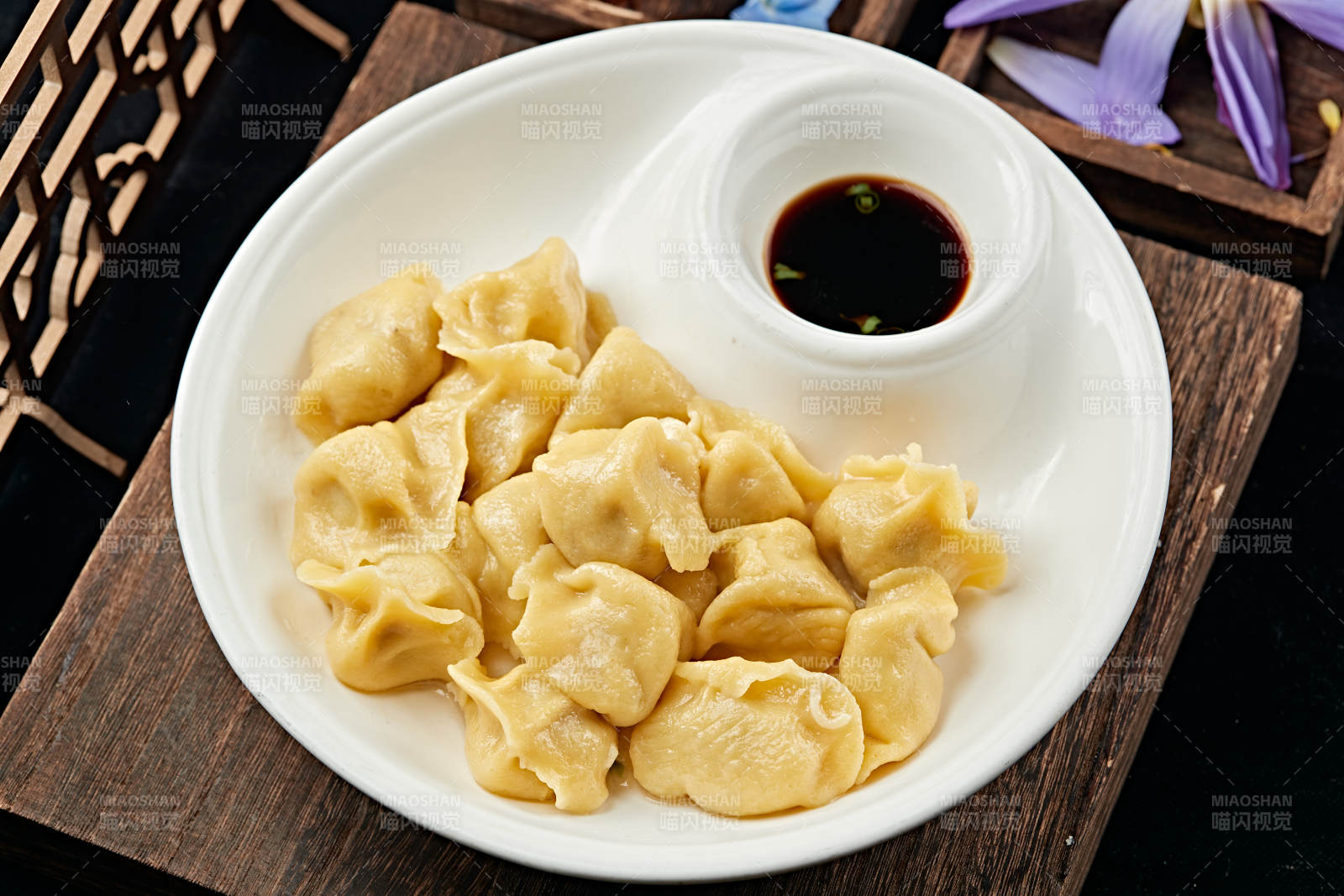 玉米面皮猪肉酸菜馅饺子