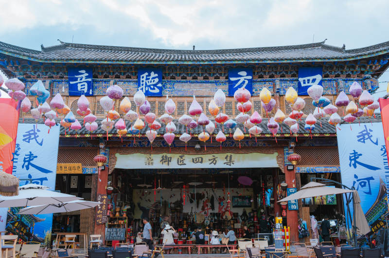 四方集市热闹非凡