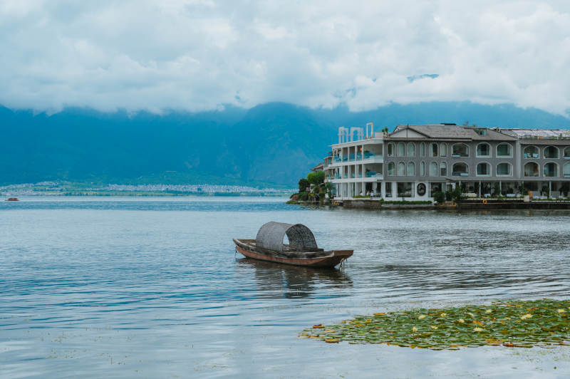 湖畔静舟 远山如画