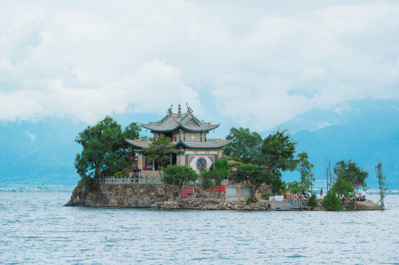 湖心古亭静谧景
