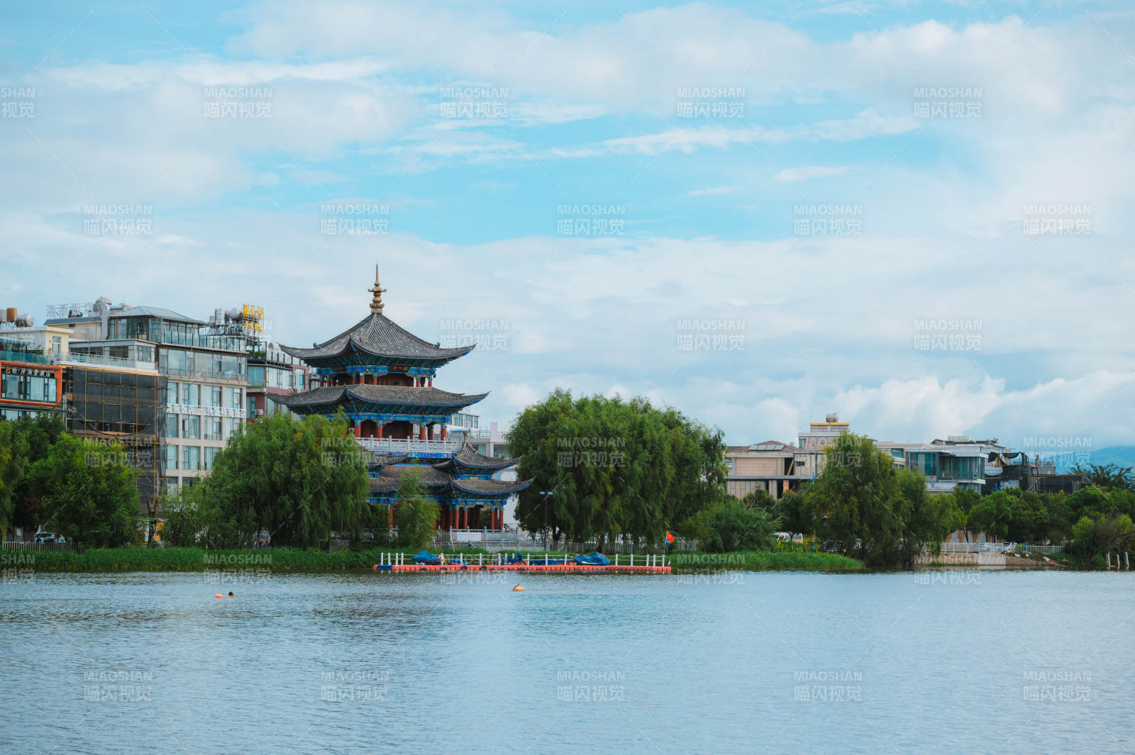 湖畔古塔映蓝天