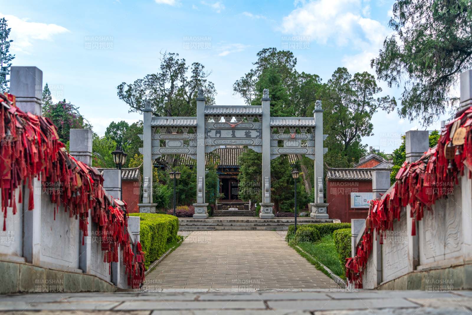 云南大理巍山古城文庙的状元古庙祈福红绸飘