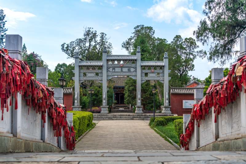 云南大理巍山古城文庙的状元古庙祈福红绸飘