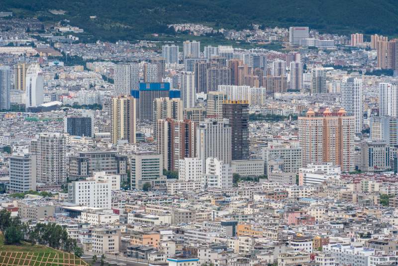 云南大理高楼林立的市区城市全景图