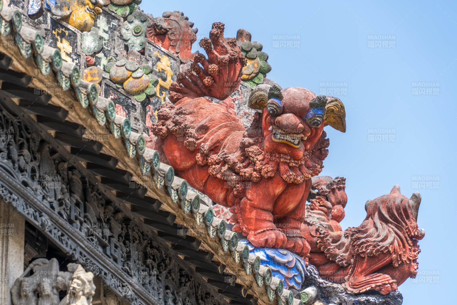 广州陈家祠的屋脊陶塑神兽