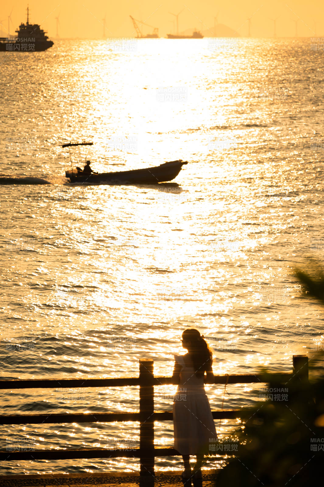 夕阳下的海景与人影