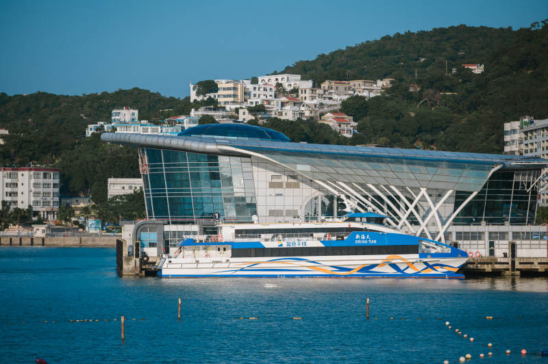 现代码头与高速船