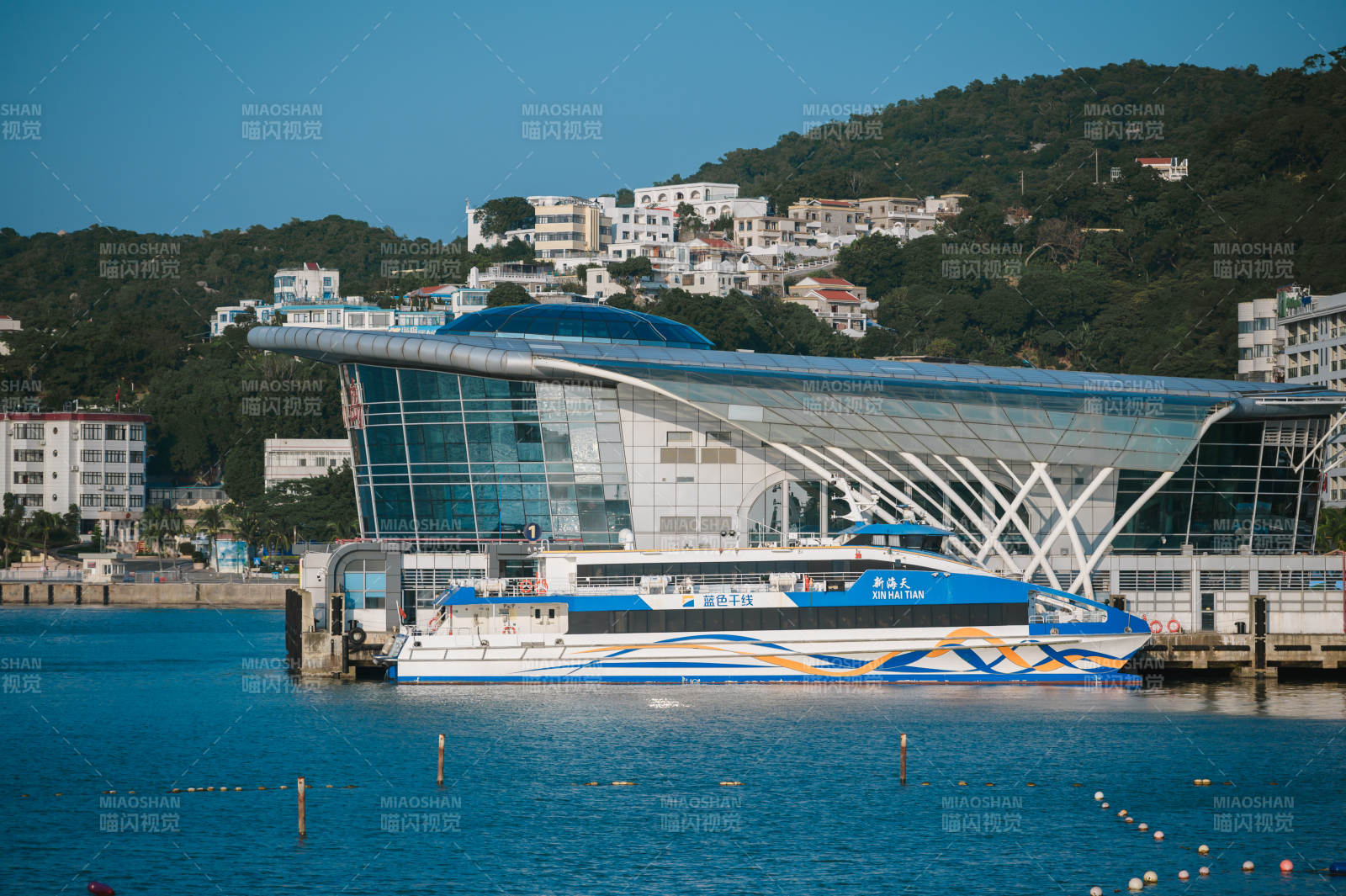 现代码头与高速船