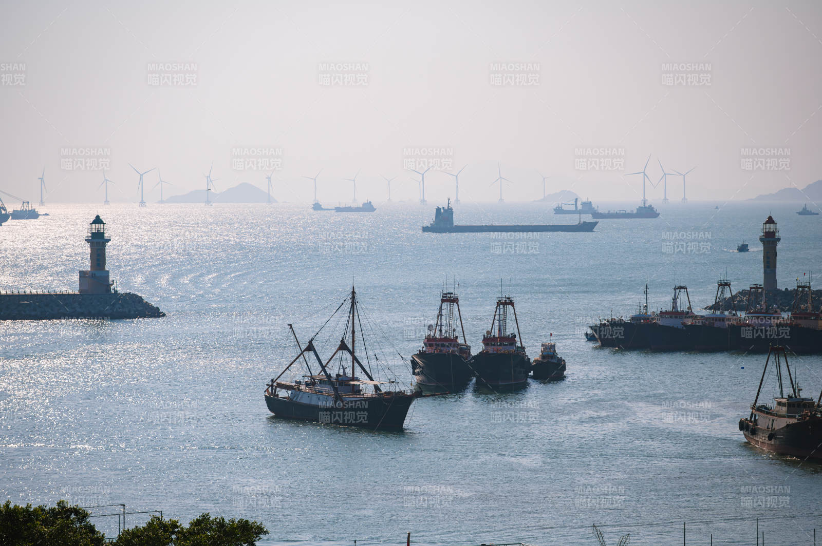 港口渔船静泊图