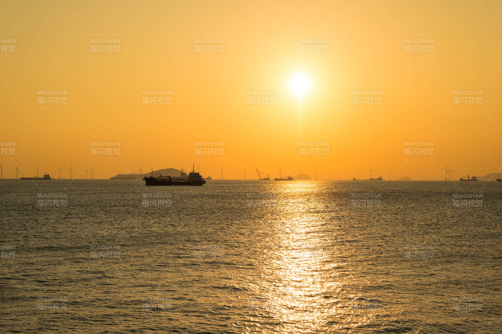 夕阳海面船影