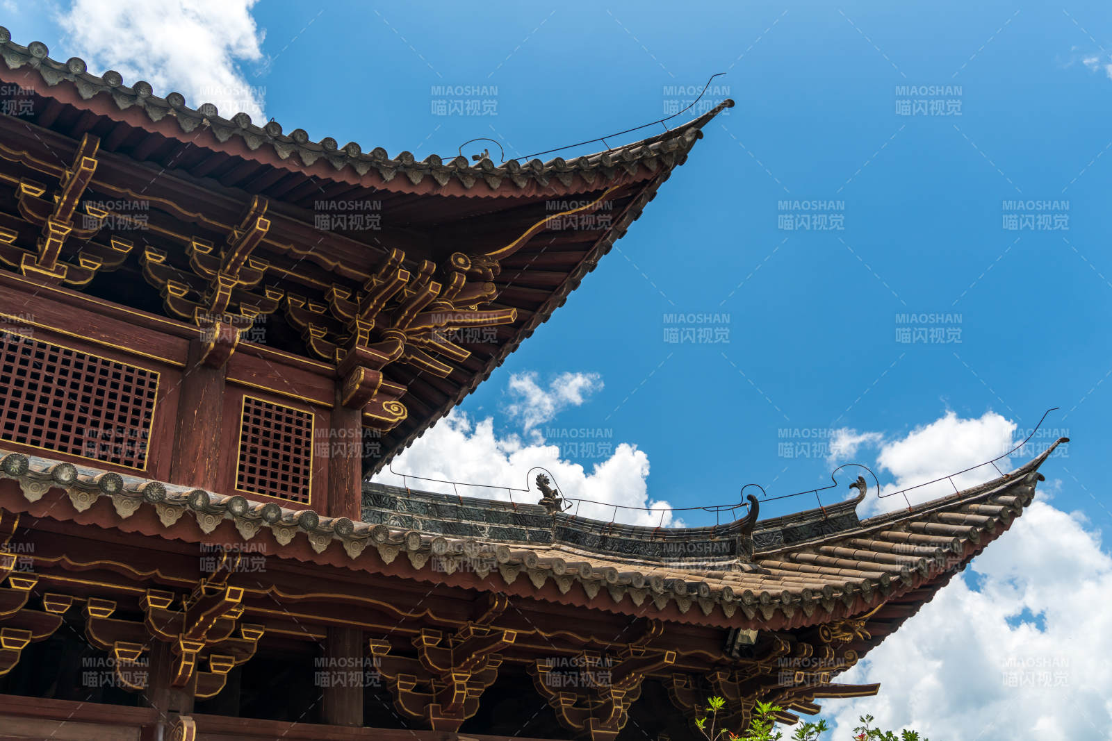 蓝天下的云南巍山古城古建筑的飞檐斗拱