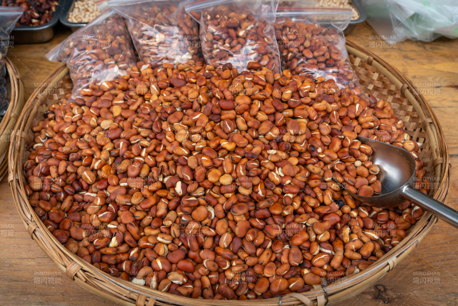 云南农贸市集里售卖的蚕豆