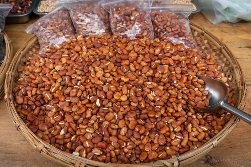 云南农贸市集里售卖的蚕豆