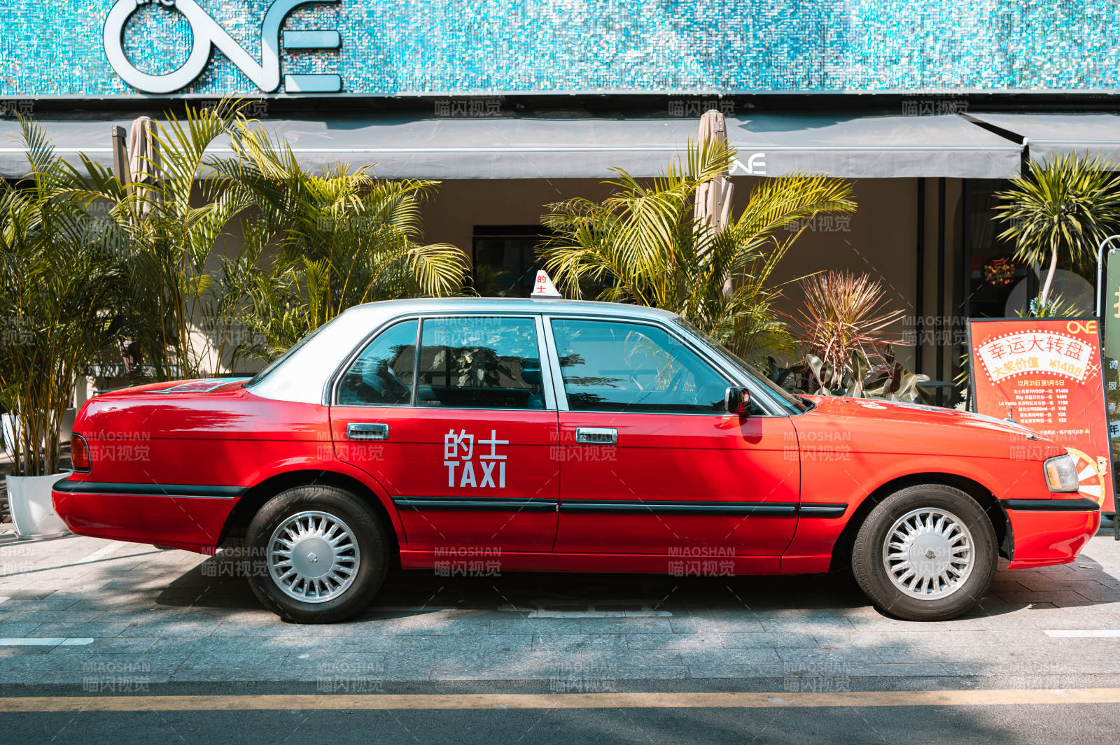 红色出租车停在店前