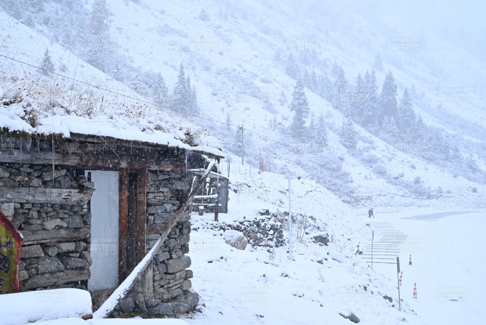 理小塘雪中木屋静谧景