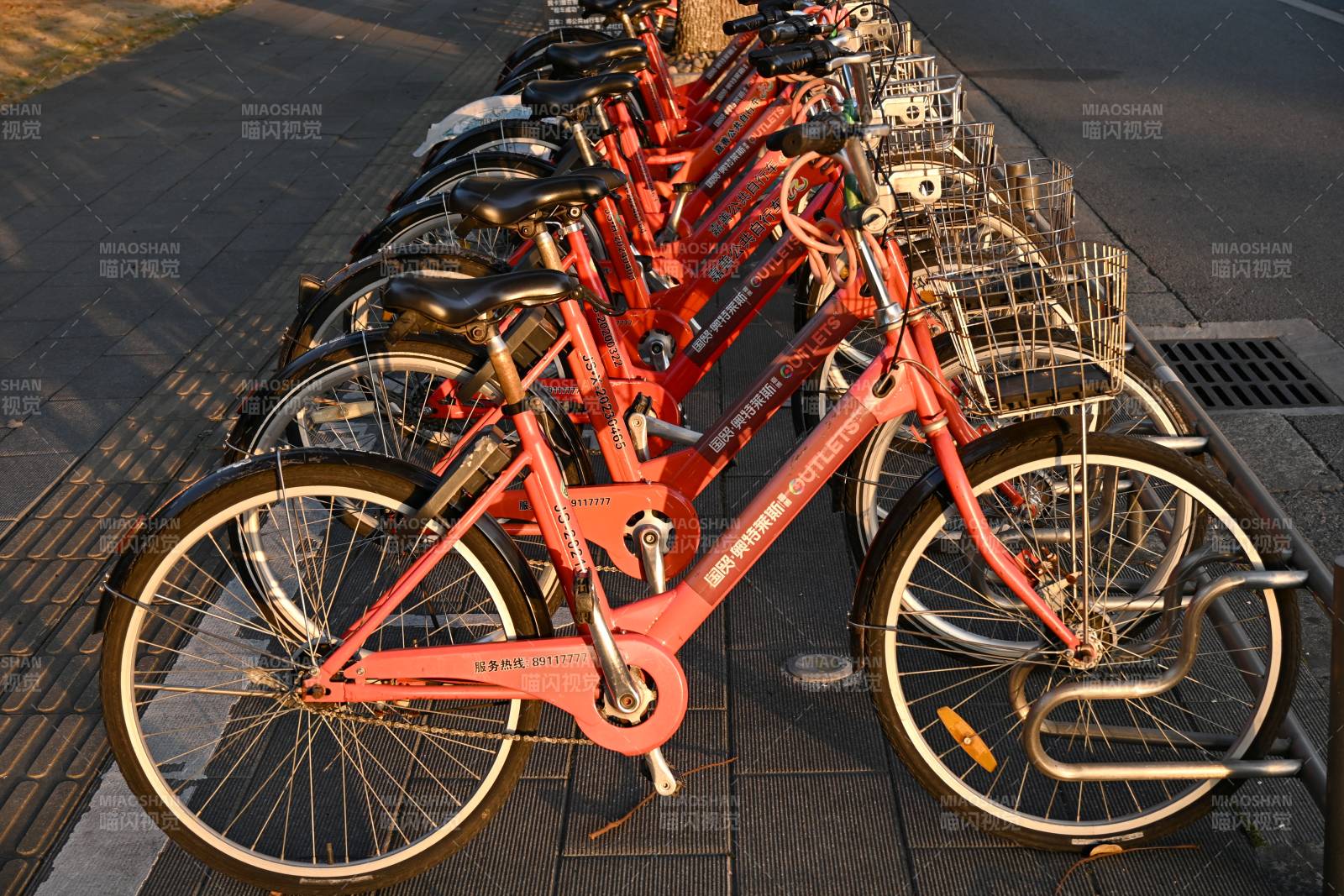 红色共享单车排列整齐