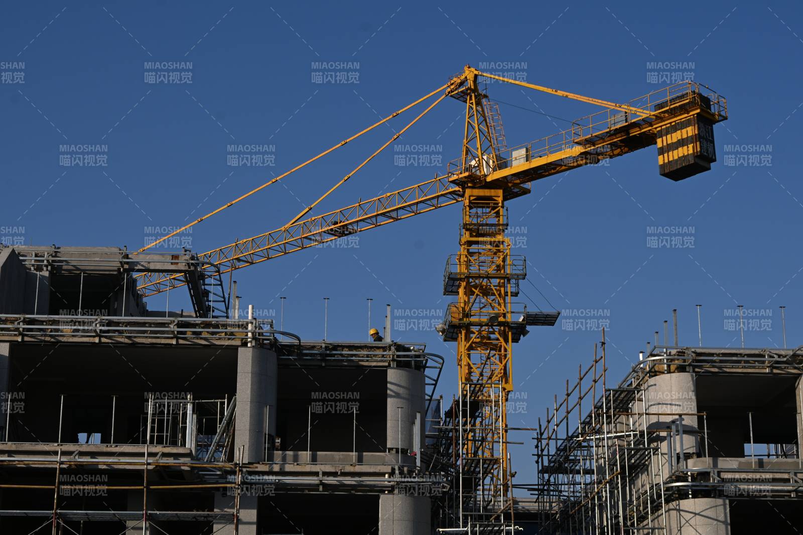 建筑工地塔吊作业